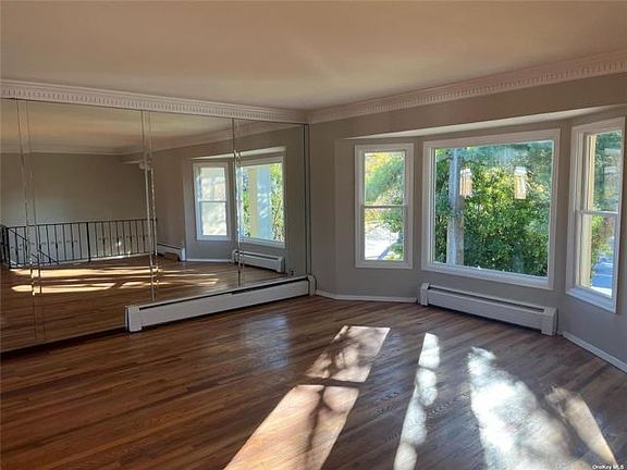 5th image of 8 Woodmere Blvd