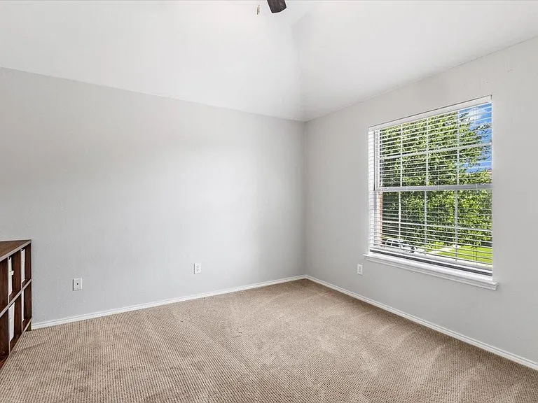 1121 London Dr — Photo 37