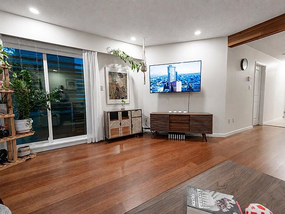 4th image of 1274 Barclay St #112