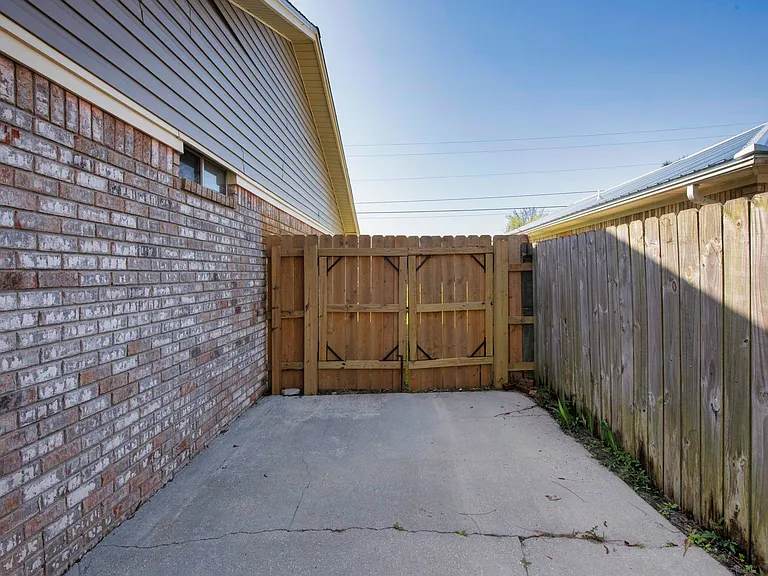 9568 Brentwood Blvd — Photo 34