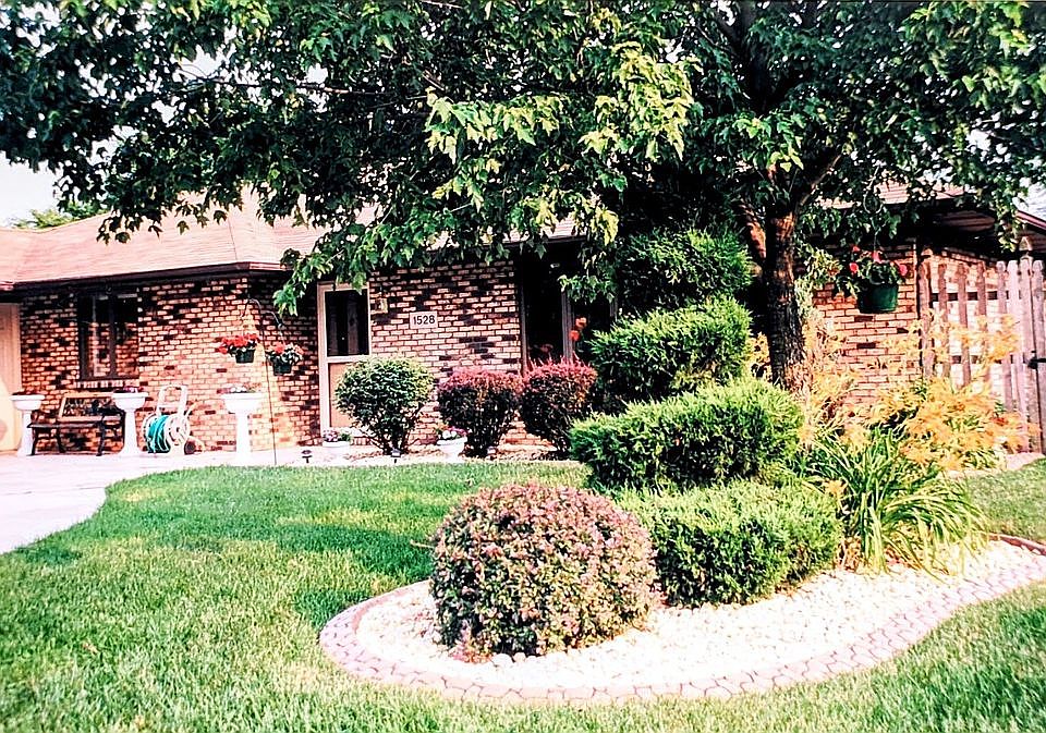 1st image of 1528 E Valley Pl