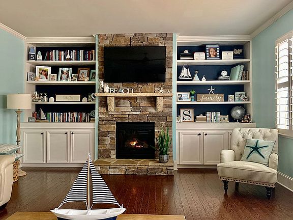 Family Rm w/built-ins