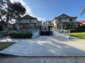 222 W Dexter St, Covina, CA