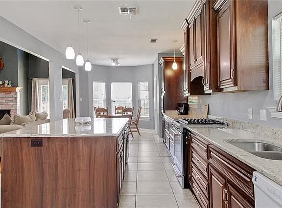 4th image of 106 S Bayou Estates Dr