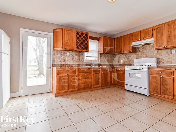 4th image of 9 Charlotte Dr