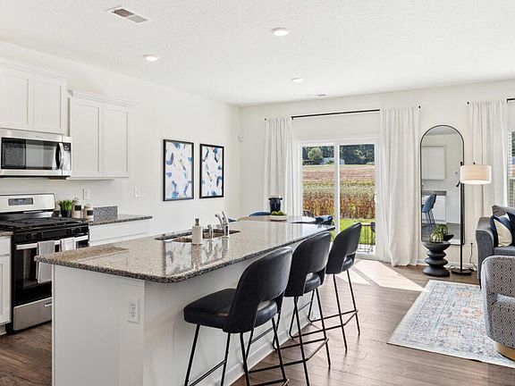 5th image of 2019 Fairview Hills Dr NE