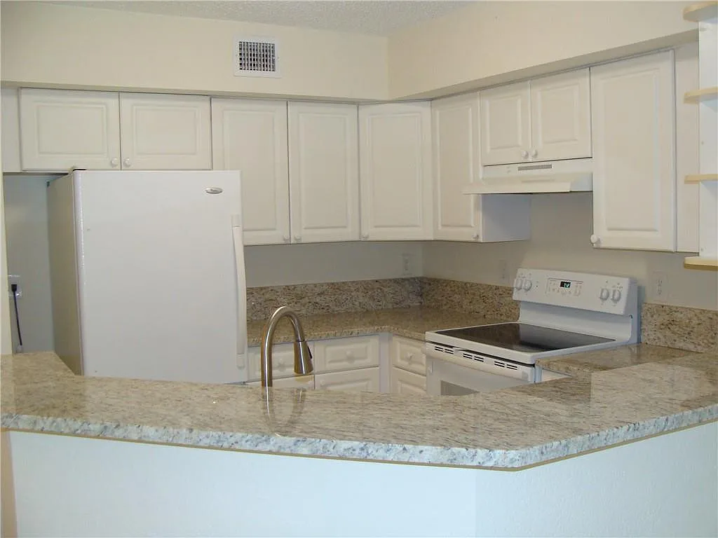2 bed, 2.0 bath, 1161 sqft, $2,050 — Photo 2