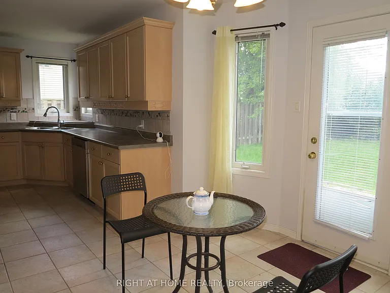 35 Moraine Cres — Photo 9