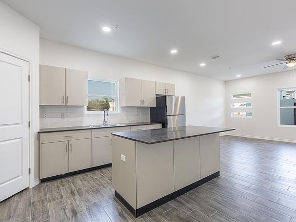3rd image of 815 N 15th Pl #50