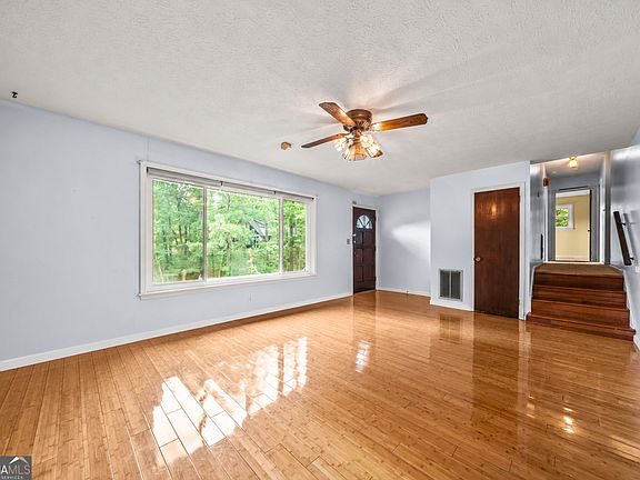 5th image of 106 Thornwood Dr SW