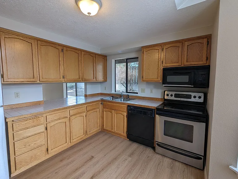 1147 NE Viking Ct — Photo 4