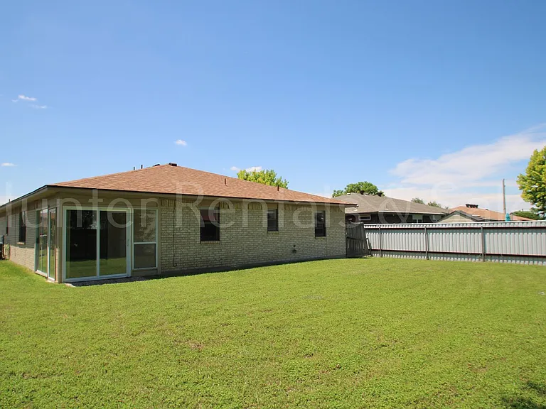 2804 Derby Dr — Photo 23