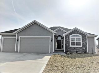 7280 NW Forest Lakes Dr, Parkville, MO 64152