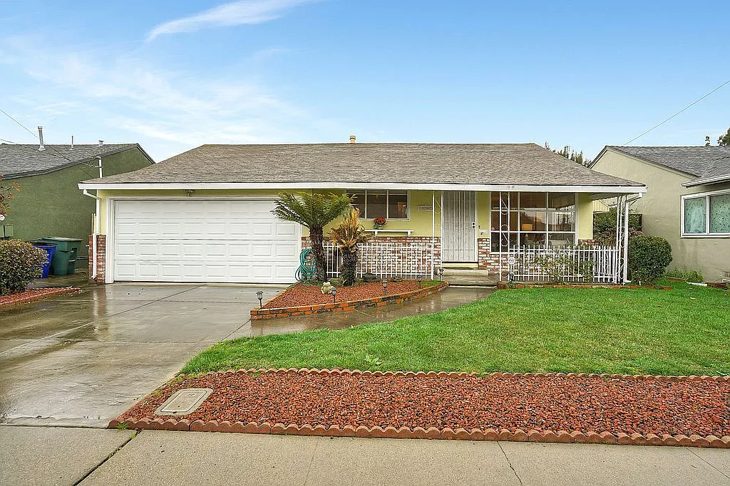 1682 Hickory Ave photo 1
