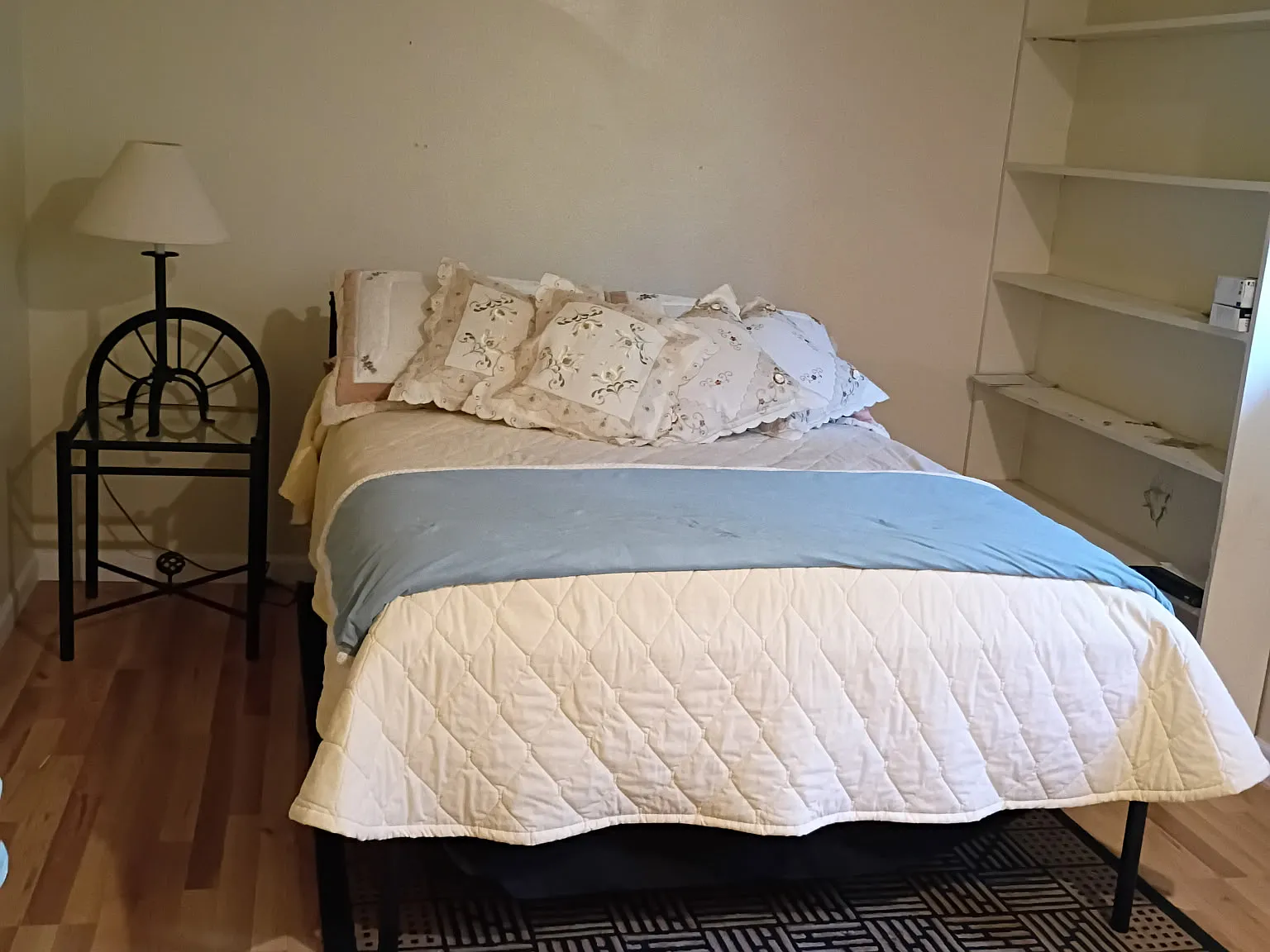 5 bed, 3500 sqft, $1,300 — Photo 2