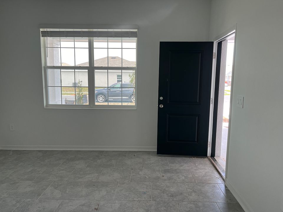 Living room (unfurnished)