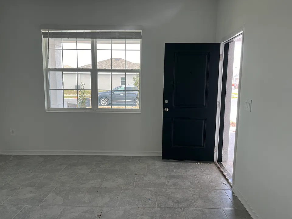 Living room (unfurnished)