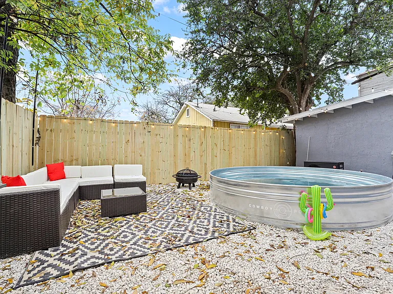 623 W Elmira St — Photo 75