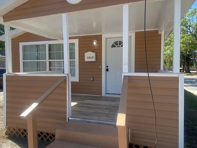 1810 Brack St — Photo 1
