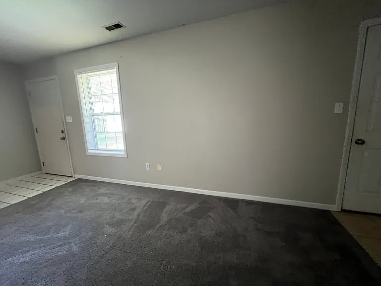 102 Albany Dr — Photo 3