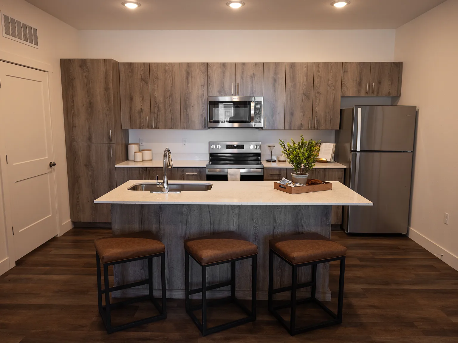 2 bed, 1088 sqft, $2,049 — Photo 4