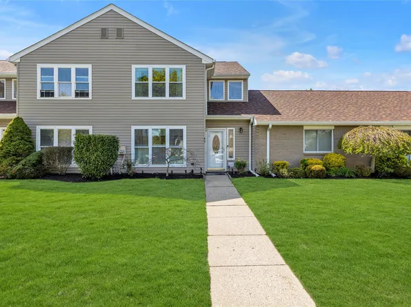 49 Crescent Circle #49, Holbrook, NY 11741