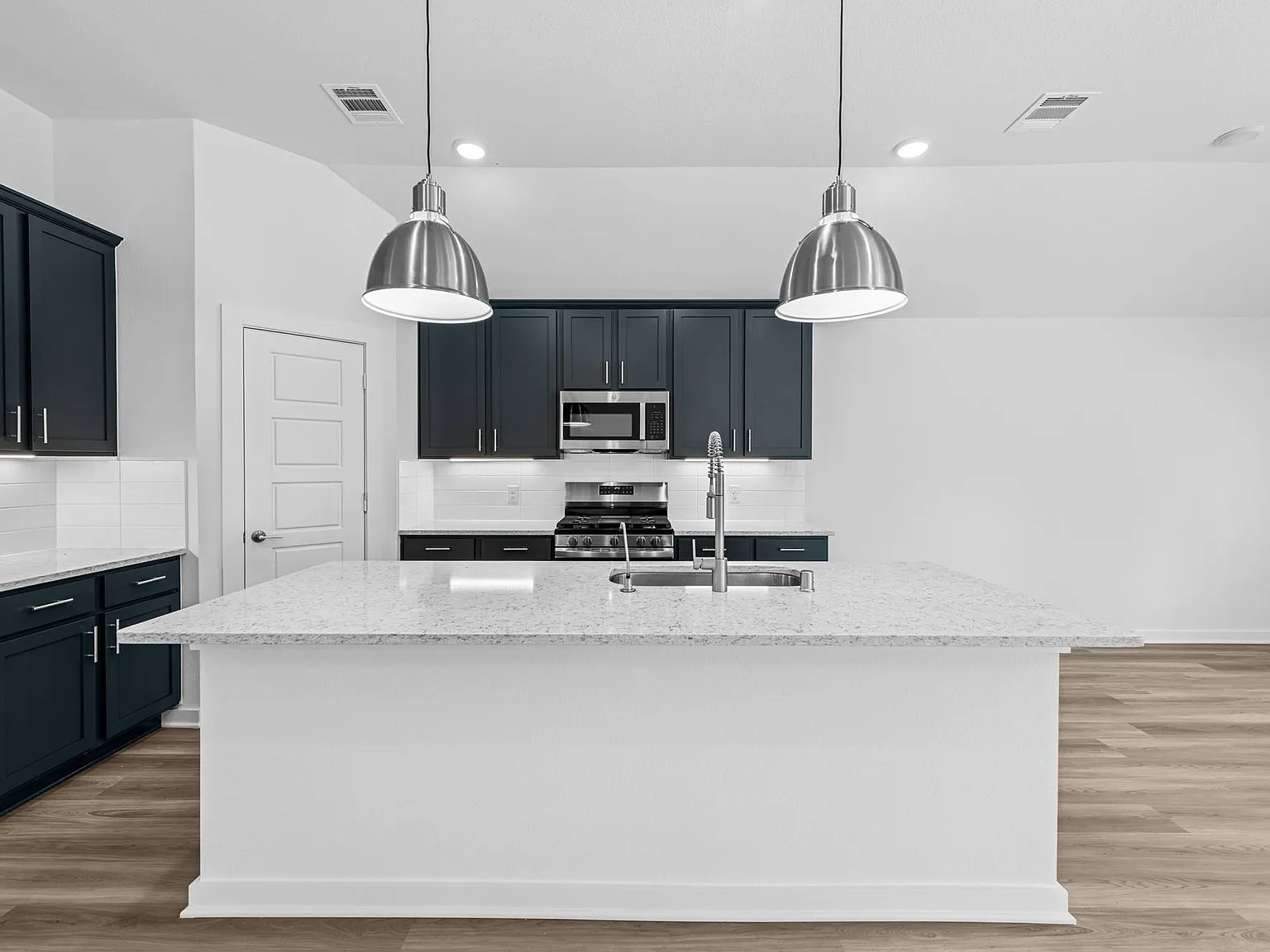 4 bed, 3.0 bath, 2090 sqft, $2,300 — Photo 3