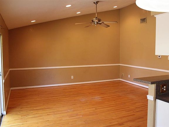 3rd image of 2407 Arapaho Dr