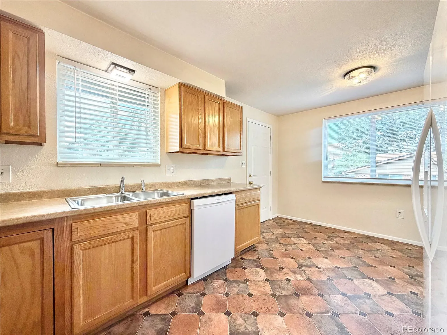 5 bed, 2.0 bath, 2305 sqft, $3,200 — Photo 4