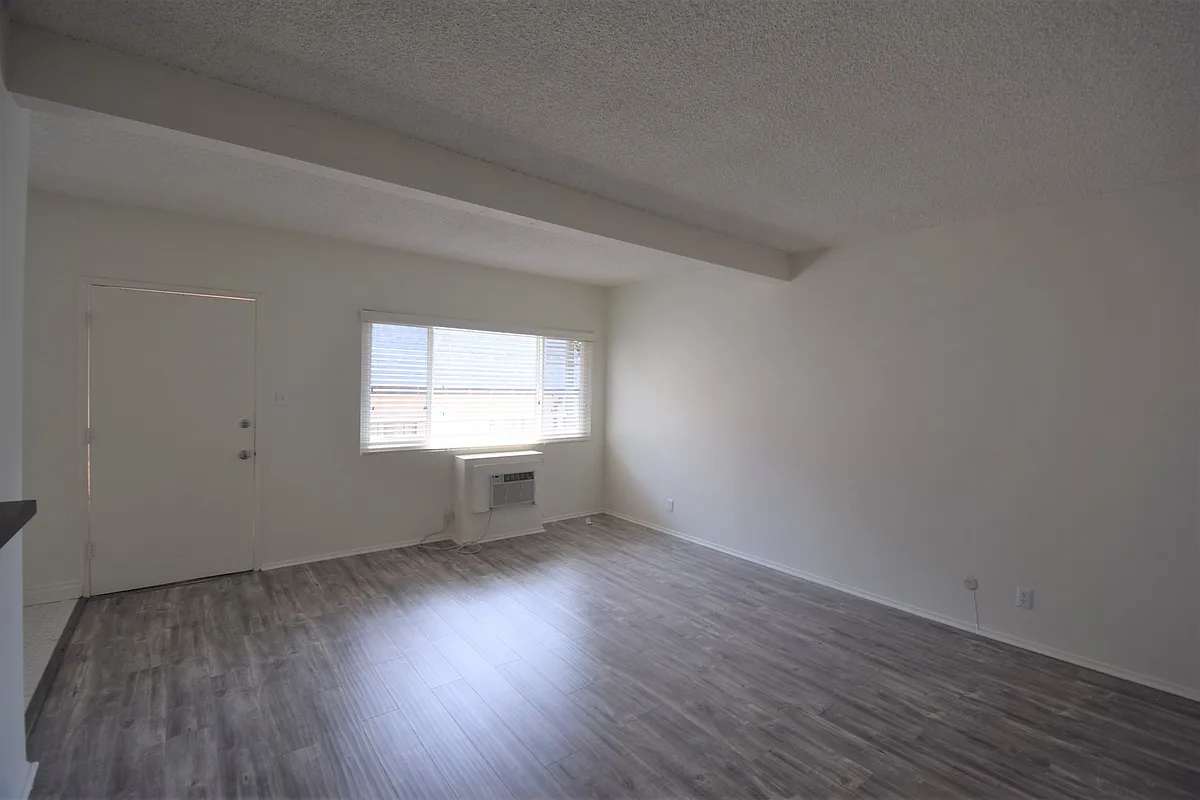 Building Photo - 2429