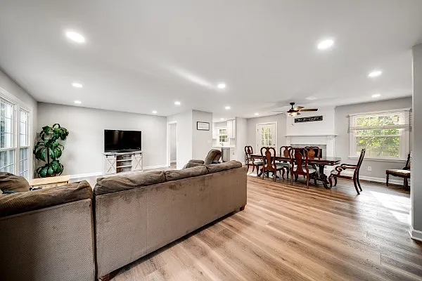 1015 Craig St — Photo 2