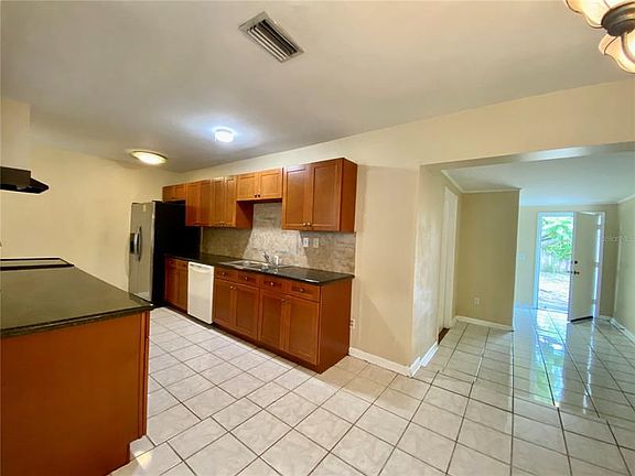 5th image of 1721 Eaton Dr NE