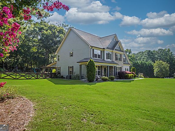 3rd image of 12 Shagbark Dr