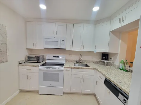 5945 Del Lago Circle #105, Sunrise, FL 33313