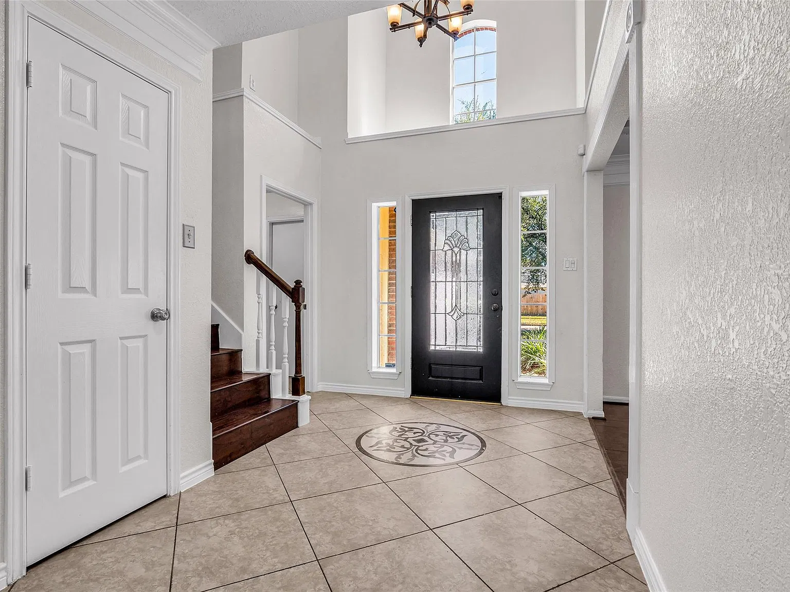 5 bed, 3.5 bath, 2812 sqft, $2,350 — Photo 3