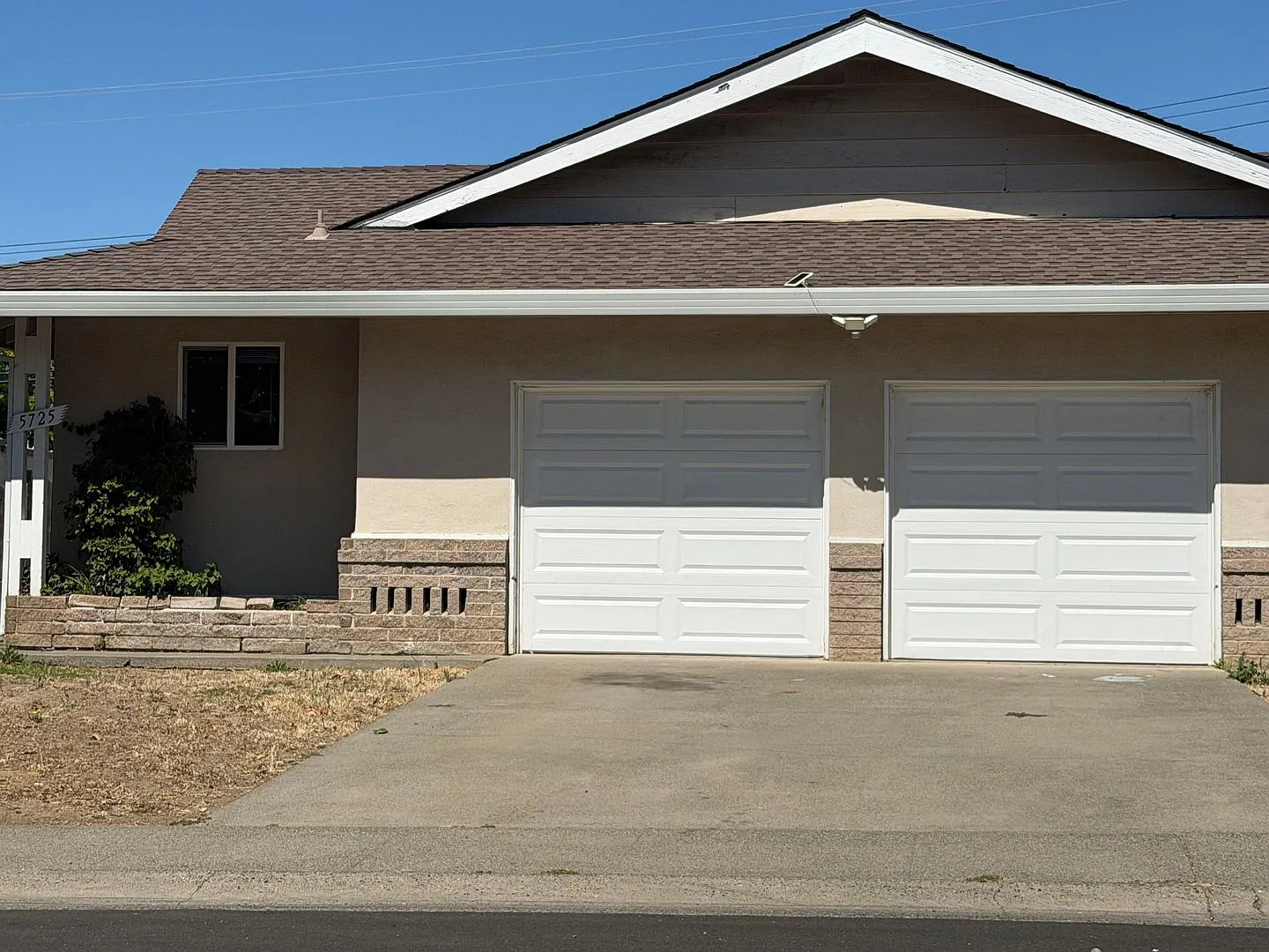 Updated 2 bedroom duplex near hospital — Photo 2