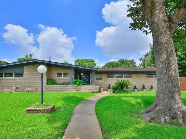 8210 Dover St, Houston, TX 77061