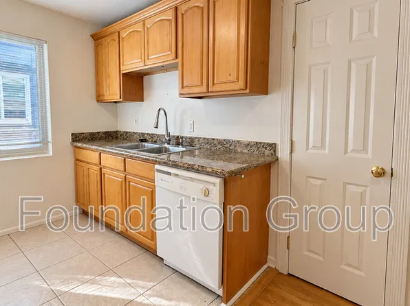 116 12th Ave E, Seattle, WA 98102