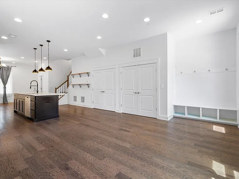 222 E 6th St — Photo 14