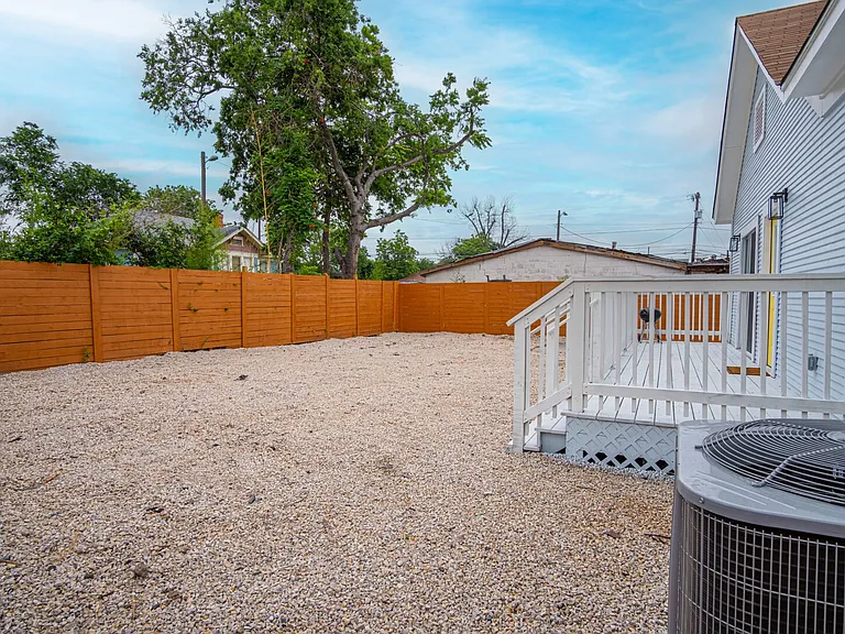 N Hackberry St — Photo 38