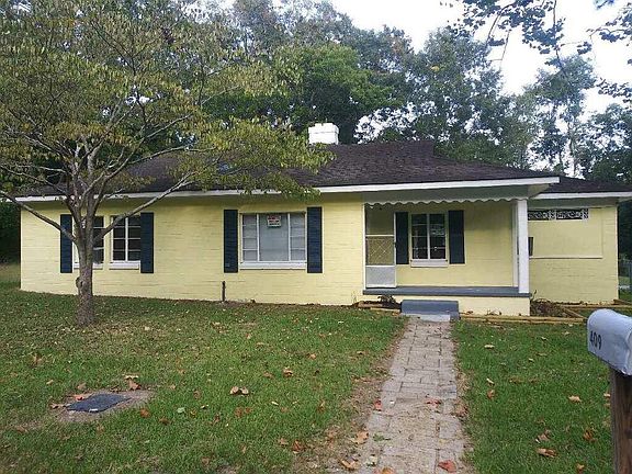 View of front of home before new roof and shutters