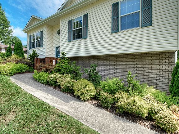 3rd image of 127 Pine Hill Dr