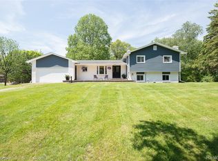 4225 N Tipsico Lake Rd, Hartland, MI 48353