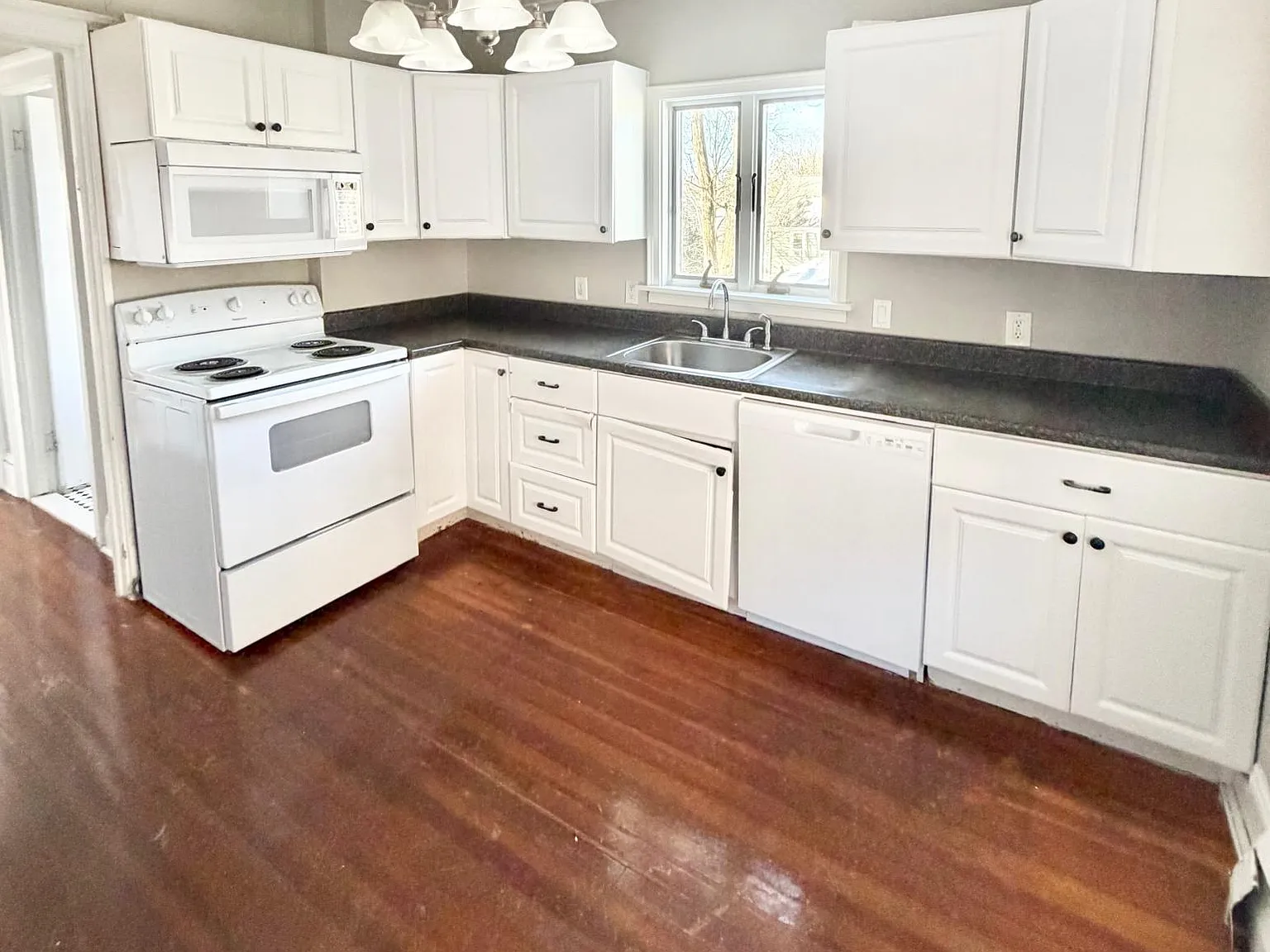 4 bed, 1.5 bath, 2000 sqft, $3,150 — Photo 2