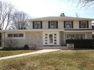 1425 E Courtland Pl, Whitefish Bay, WI 53211