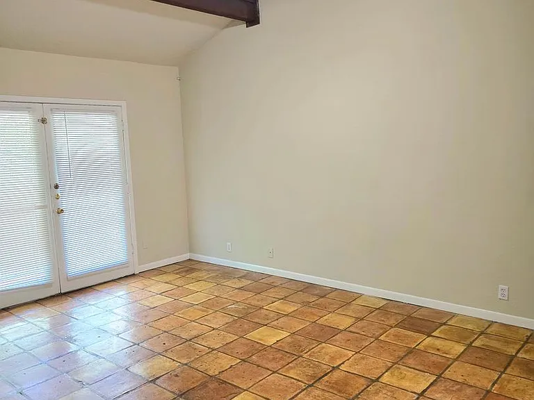 2814 Stewart Dr — Photo 3