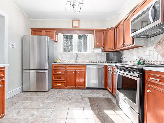 2nd image of 2516 Hillcrest Rd