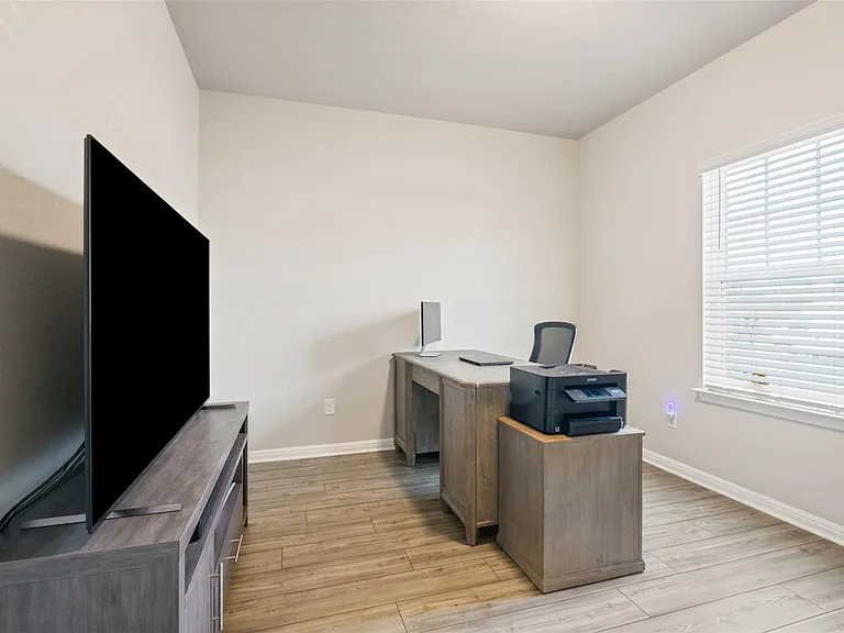 10310 Mager Ln — Photo 2