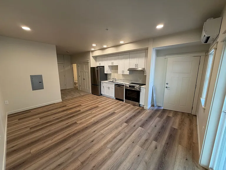 Lincoln St. Apartments — Photo 8