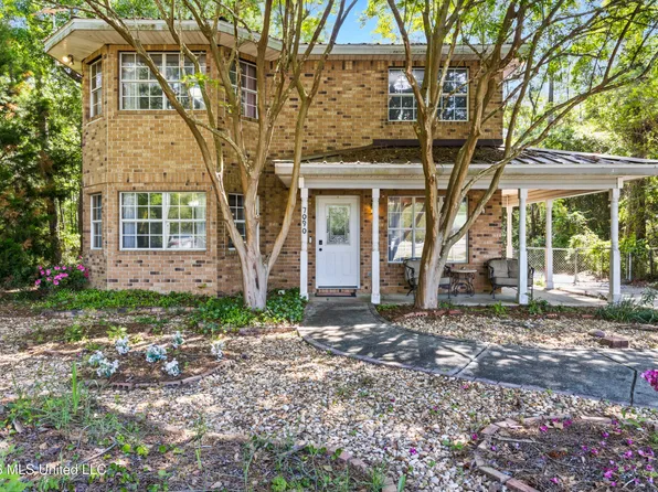 7090 Meadow Dale St, Bay Saint Louis, MS 39520